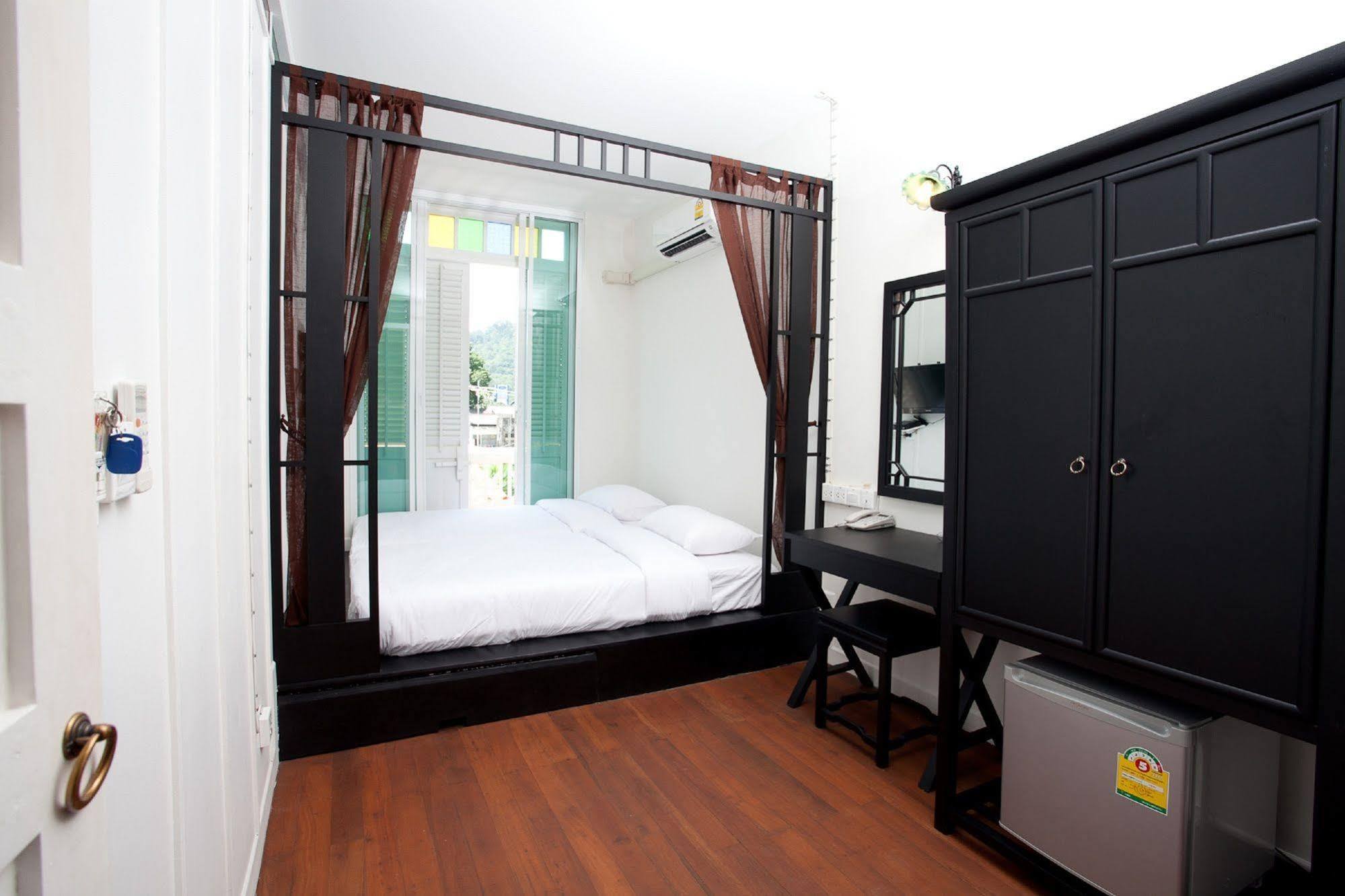 99 Oldtown Boutique Guesthouse Sha Extra Plus Phuket Bagian luar foto