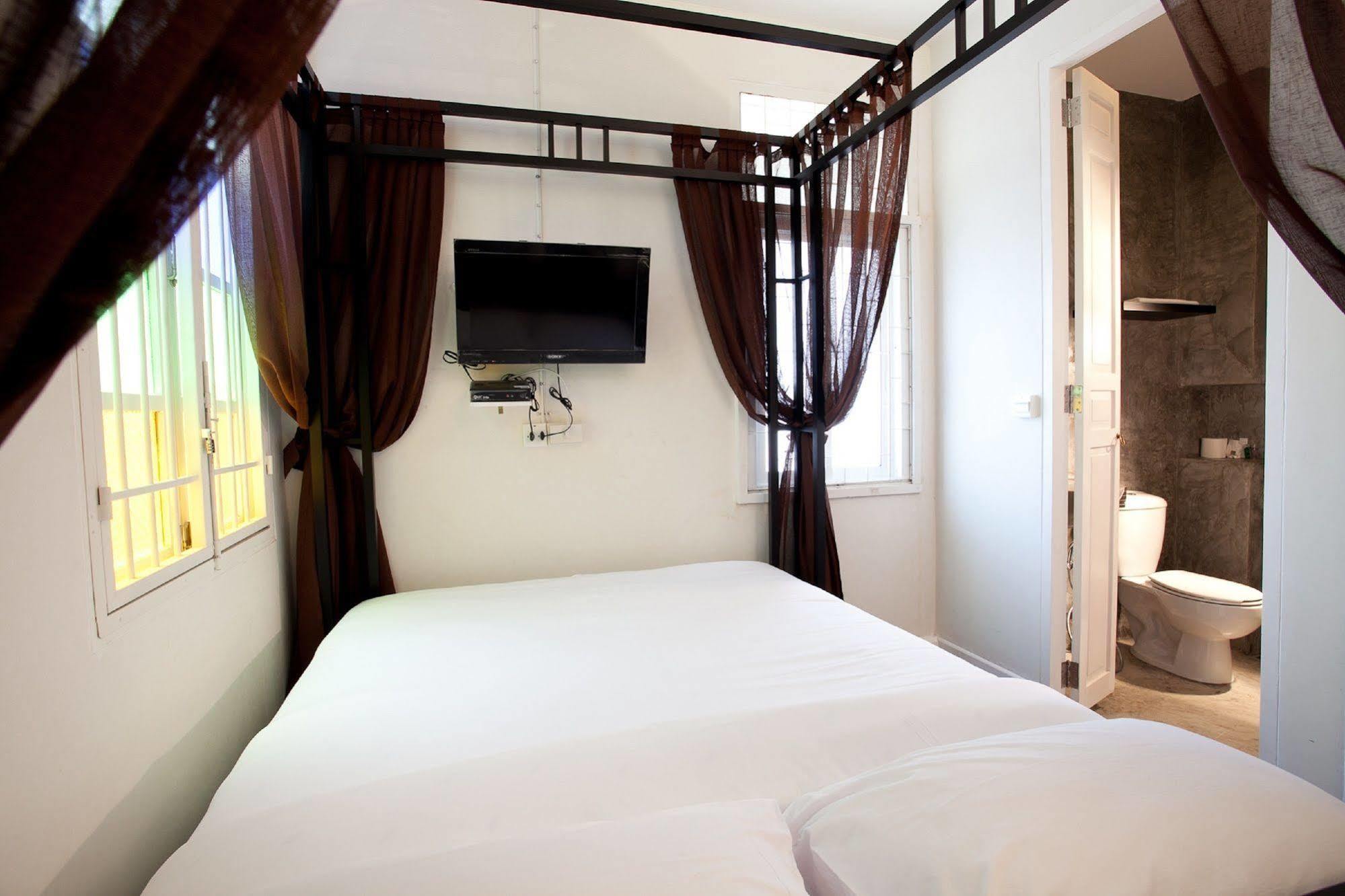 99 Oldtown Boutique Guesthouse Sha Extra Plus Phuket Bagian luar foto