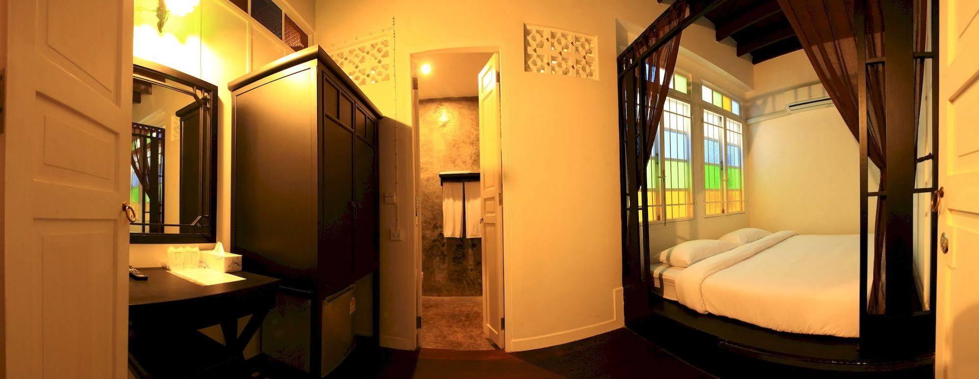 99 Oldtown Boutique Guesthouse Sha Extra Plus Phuket Bagian luar foto