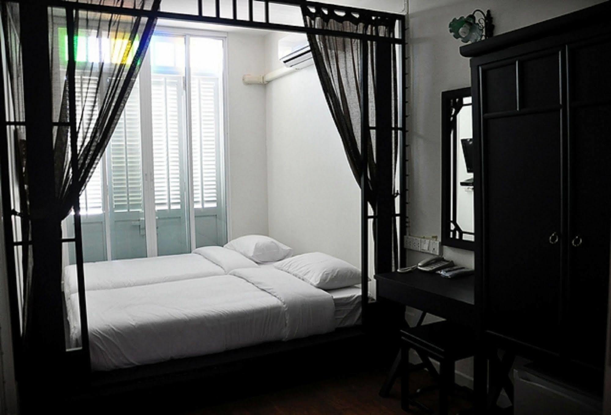 99 Oldtown Boutique Guesthouse Sha Extra Plus Phuket Bagian luar foto