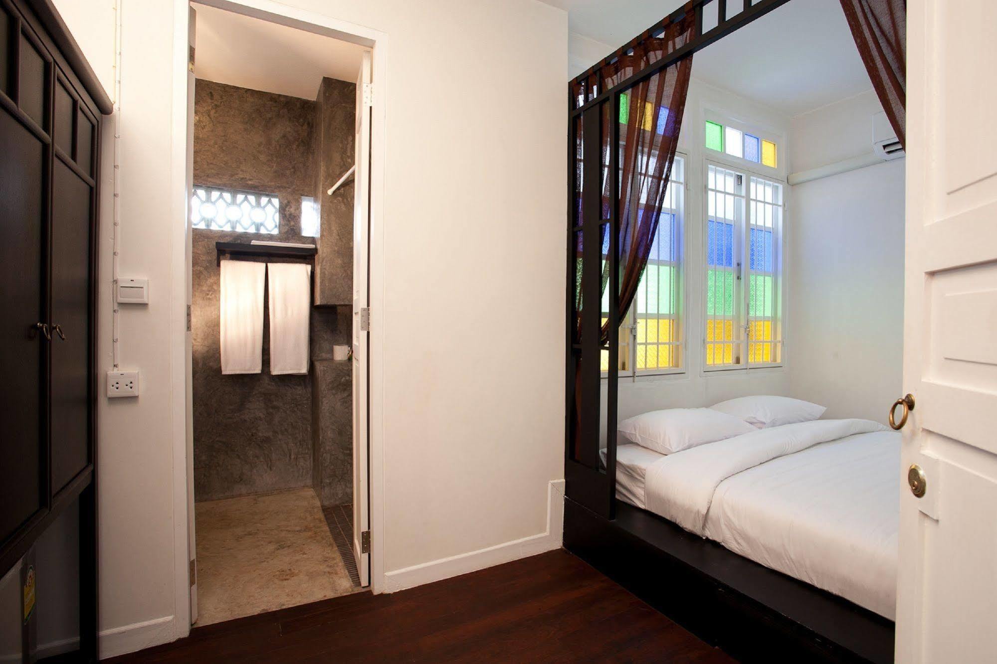 99 Oldtown Boutique Guesthouse Sha Extra Plus Phuket Bagian luar foto