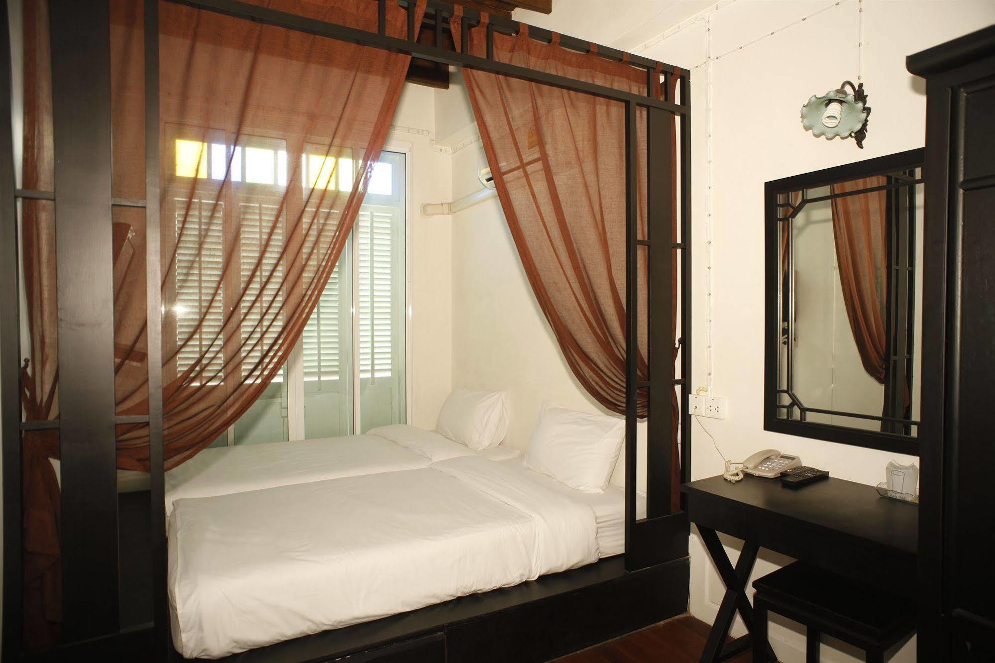 99 Oldtown Boutique Guesthouse Sha Extra Plus Phuket Bagian luar foto