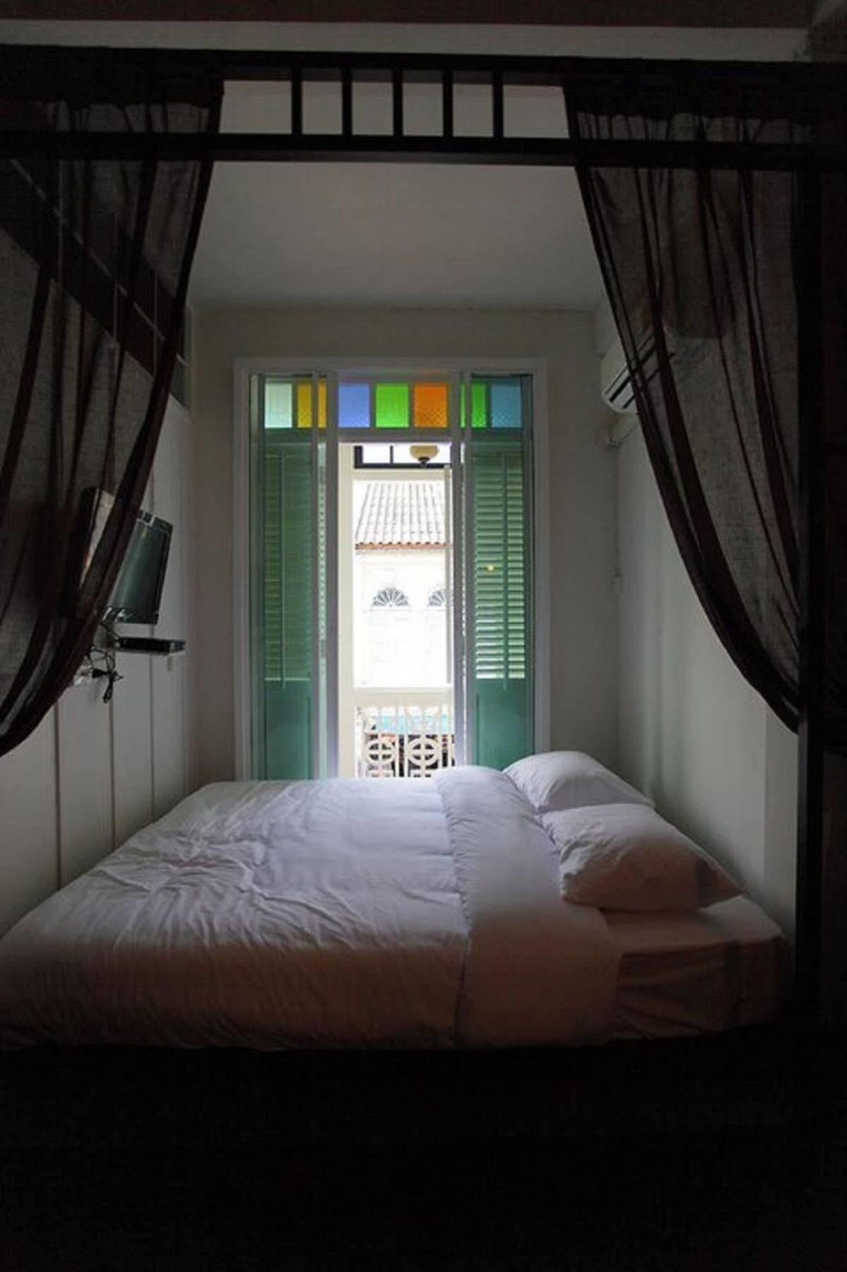 99 Oldtown Boutique Guesthouse Sha Extra Plus Phuket Bagian luar foto