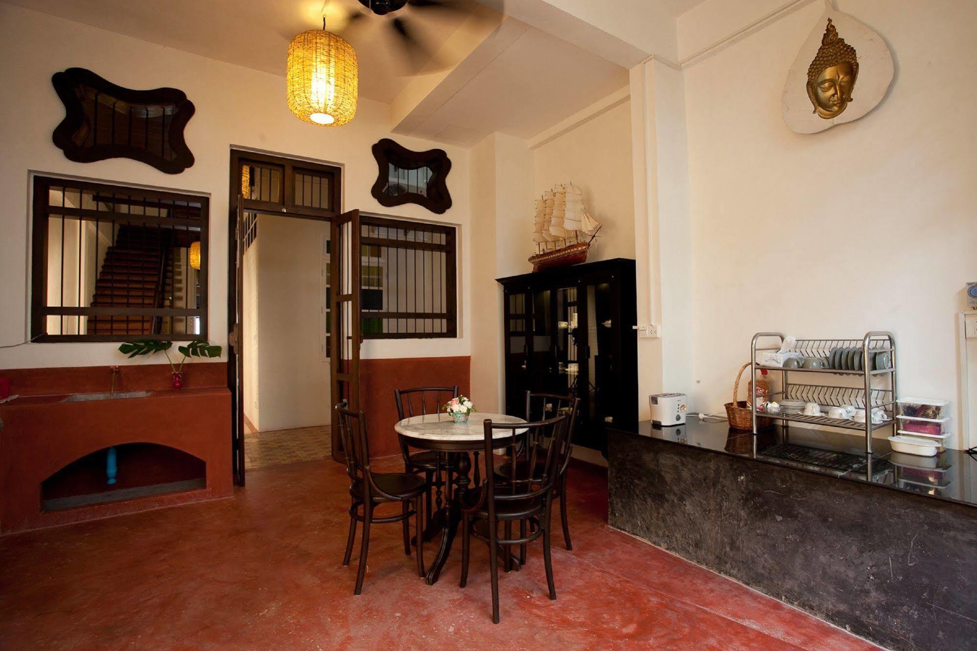 99 Oldtown Boutique Guesthouse Sha Extra Plus Phuket Bagian luar foto