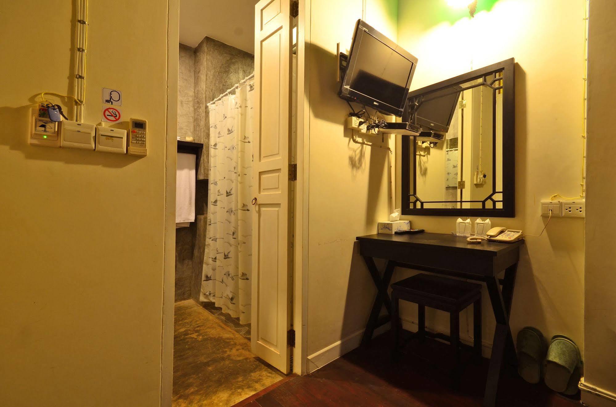 99 Oldtown Boutique Guesthouse Sha Extra Plus Phuket Bagian luar foto