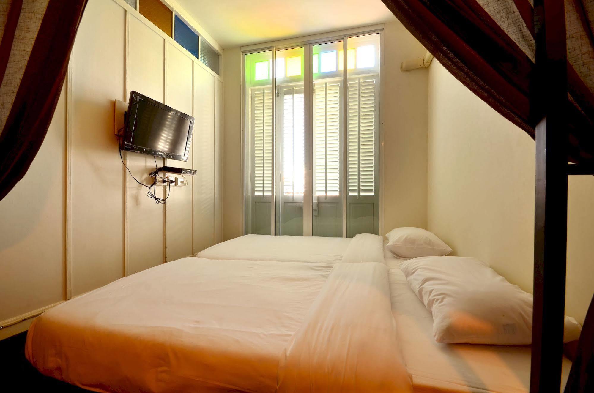99 Oldtown Boutique Guesthouse Sha Extra Plus Phuket Bagian luar foto