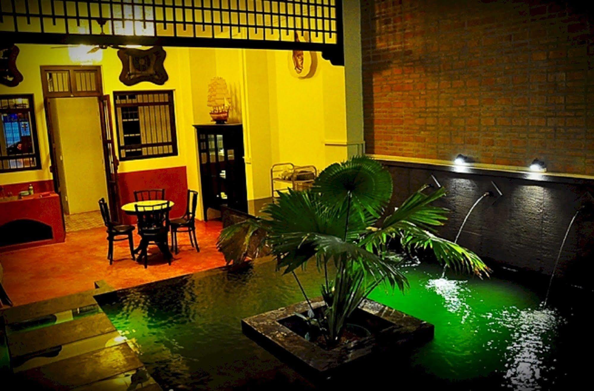 99 Oldtown Boutique Guesthouse Sha Extra Plus Phuket Bagian luar foto