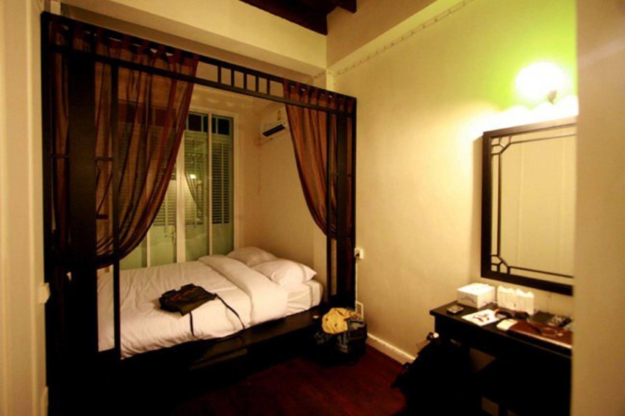 99 Oldtown Boutique Guesthouse Sha Extra Plus Phuket Bagian luar foto